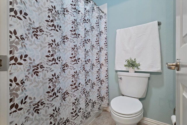 413 Sloan Creek Pkwy, Fairview, TX 75069 - full bath featuring toilet, tile patterned floors, baseboards, and a shower with shower curtain