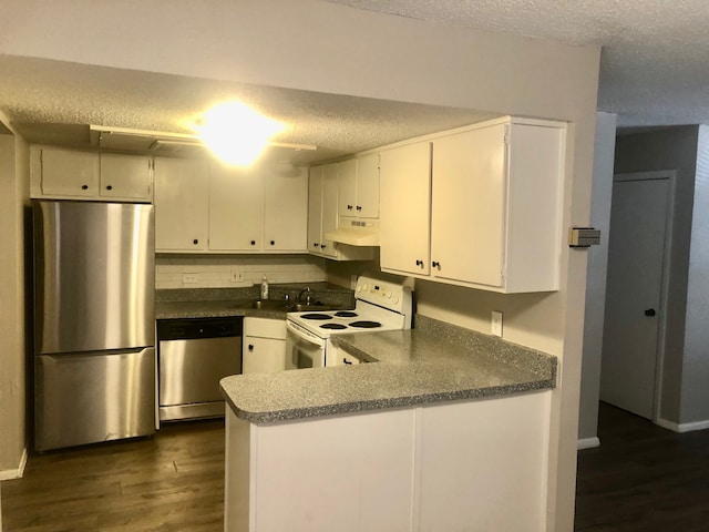 2149 Fleur De Lis Ct Unit 4, Arlington, TX 76012 - kitchen featuring appliances with stainless steel finishes, a textured ceiling, dark wood-type flooring, a peninsula, and under cabinet range hood