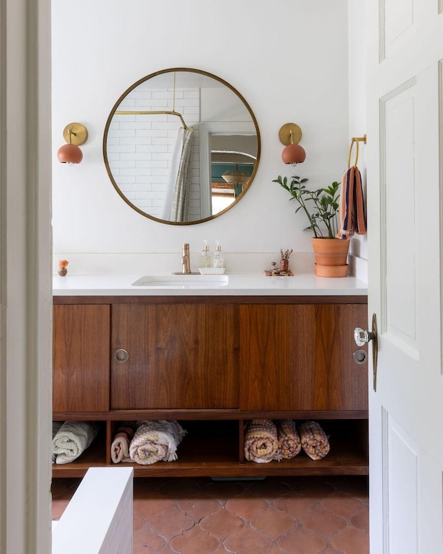 2846 Catherine St, Dallas, TX 75211 - full bath featuring vanity and tile patterned floors