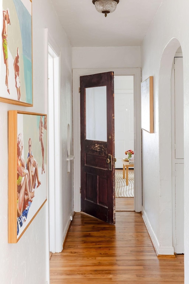 2846 Catherine St, Dallas, TX 75211 - entrance foyer featuring light wood-style flooring, arched walkways, and baseboards