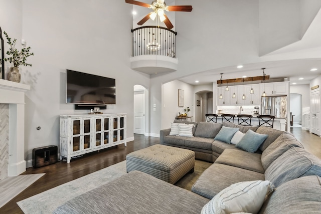 4138 Sanders Dr, Celina, TX 75009 - living room featuring arched walkways, baseboards, ceiling fan, wood finished floors, and recessed lighting