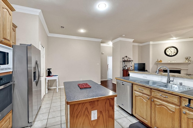 kitchen featuring stainless steel appliances, a sink, crown molding, light tile patterned floors, and a center island