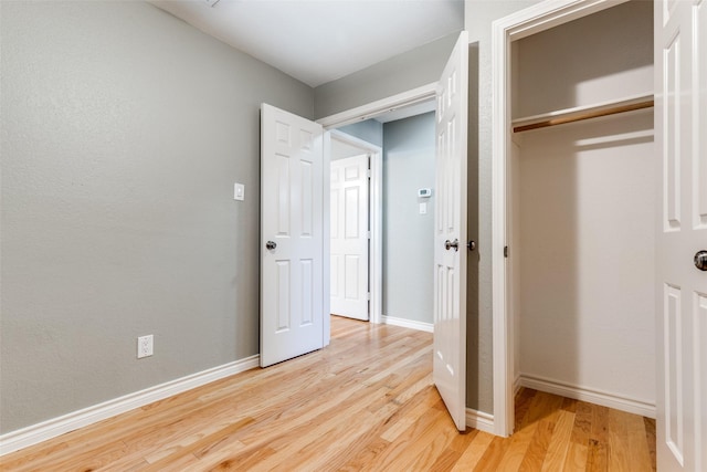 6000 Auburndale Ave Unit E, University Park, TX 75205 - unfurnished bedroom with light wood-type flooring, a closet, and baseboards