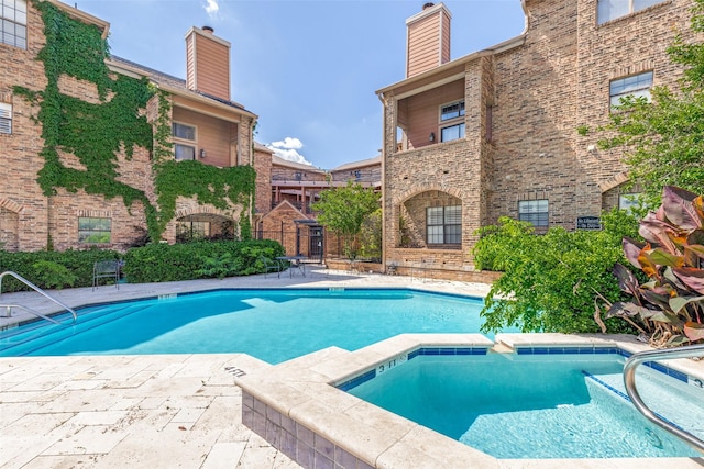 6000 Auburndale Ave Unit E, University Park, TX 75205 - view of swimming pool featuring a pool with connected hot tub