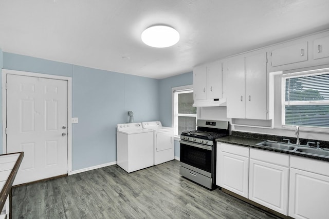 121 Chowning Dr, Desoto, TX 75115 - kitchen with stainless steel gas stove, washing machine and clothes dryer, a sink, under cabinet range hood, and light wood-type flooring
