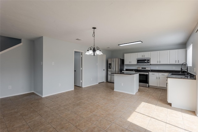 8537 Star Thistle Dr, Fort Worth, TX 76179 - kitchen featuring stainless steel appliances, a sink, a chandelier, a kitchen island, and white cabinetry