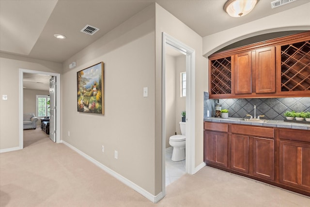 5581 Travis Dr, Frisco, TX 75034 - indoor wet bar with light carpet, backsplash, baseboards, and recessed lighting