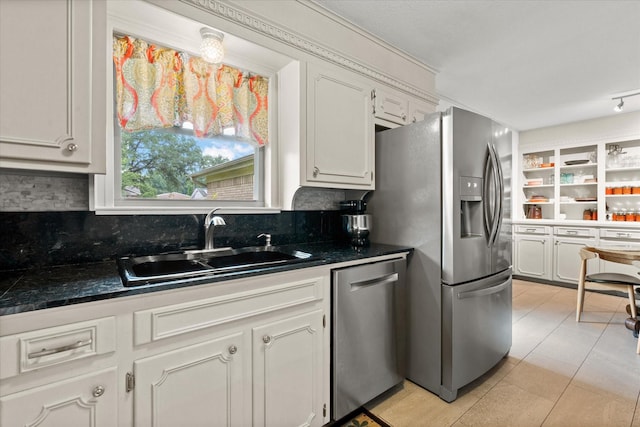 1247 Wedgewood Dr, Cleburne, TX 76033 - kitchen with stainless steel appliances, a sink, decorative backsplash, and dark countertops
