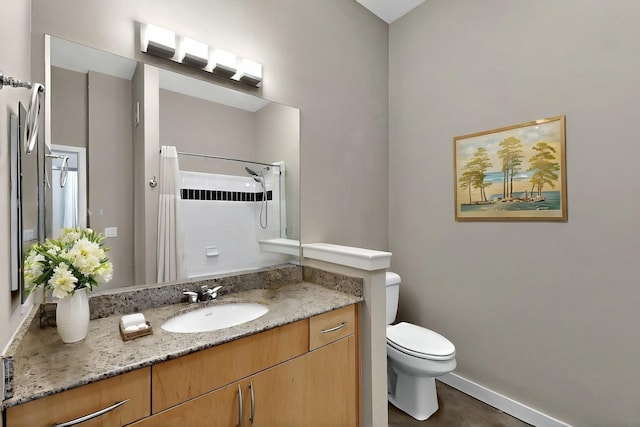 201 W Lancaster Ave Unit 218, Fort Worth, TX 76102 - full bath with toilet, a shower with curtain, baseboards, and vanity
