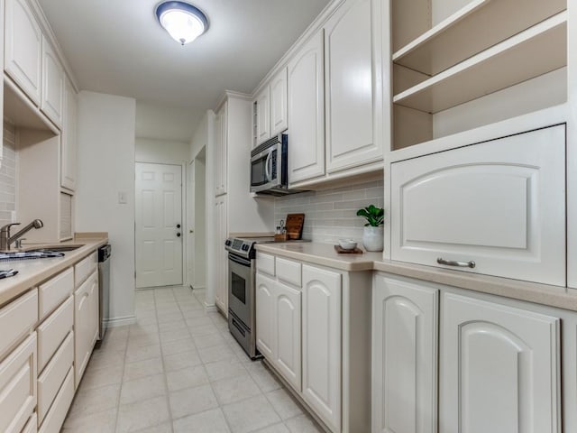 827 Sherbrook Dr, Richardson, TX 75080 - kitchen with stainless steel appliances, a sink, tasteful backsplash, light countertops, and white cabinets