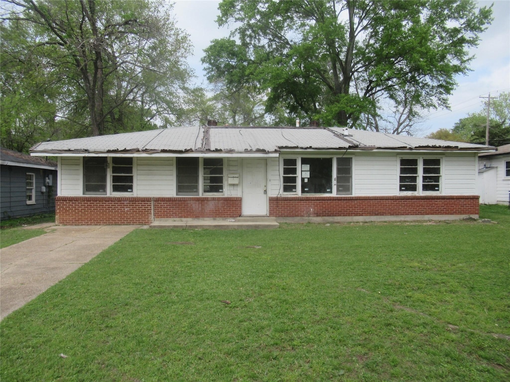 3108 Woodford St, Shreveport, LA 71108 - single story home with a front lawn and brick siding