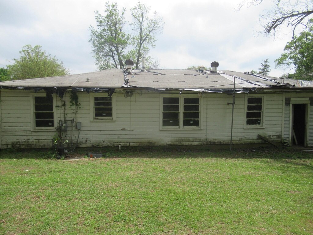 3108 Woodford St, Shreveport, LA 71108 - rear view of property featuring a lawn