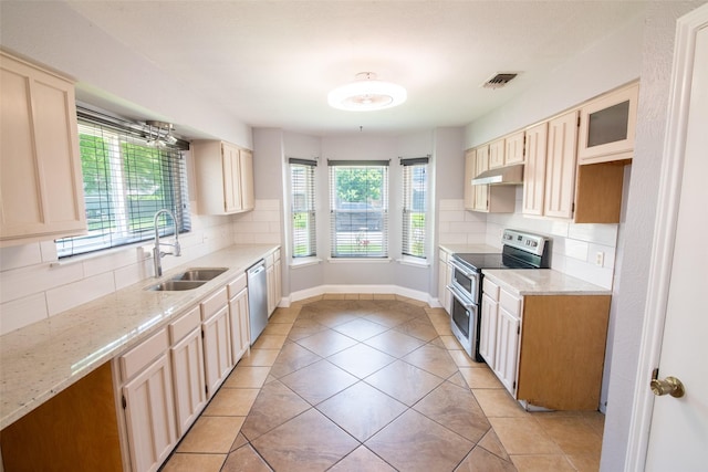 417 Red Coat Ln, Arlington, TX 76002 - kitchen featuring appliances with stainless steel finishes, a sink, under cabinet range hood, baseboards, and tasteful backsplash