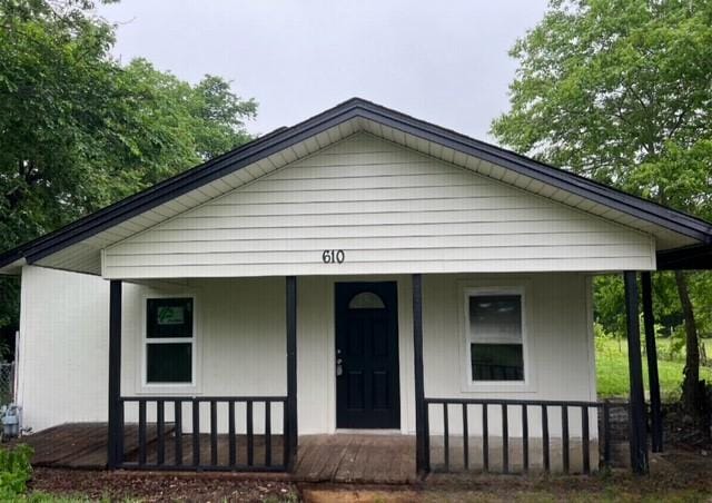 610 S Spears St, Alvarado, TX 76009 - bungalow featuring a porch