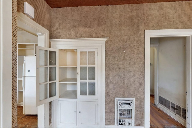 1022 N Edgefield Ave, Dallas, TX 75208 - detailed view of freestanding refrigerator and heating unit