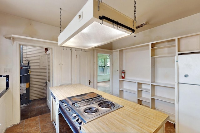 1022 N Edgefield Ave, Dallas, TX 75208 - kitchen with freestanding refrigerator, electric stove, water heater, and open shelves
