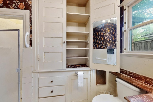 1022 N Edgefield Ave, Dallas, TX 75208 - full bathroom with toilet and a stall shower