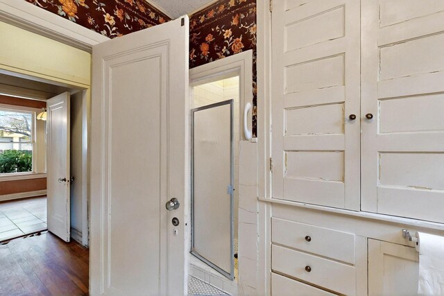 1022 N Edgefield Ave, Dallas, TX 75208 - detailed view of wallpapered walls, wood finished floors, and baseboards