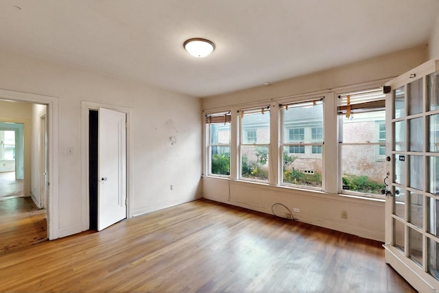 1022 N Edgefield Ave, Dallas, TX 75208 - unfurnished room featuring wood finished floors, healthy amount of natural light, and baseboards