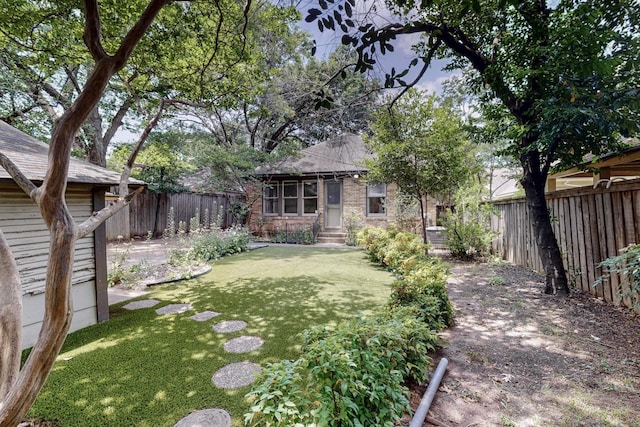 1022 N Edgefield Ave, Dallas, TX 75208 - view of yard with entry steps