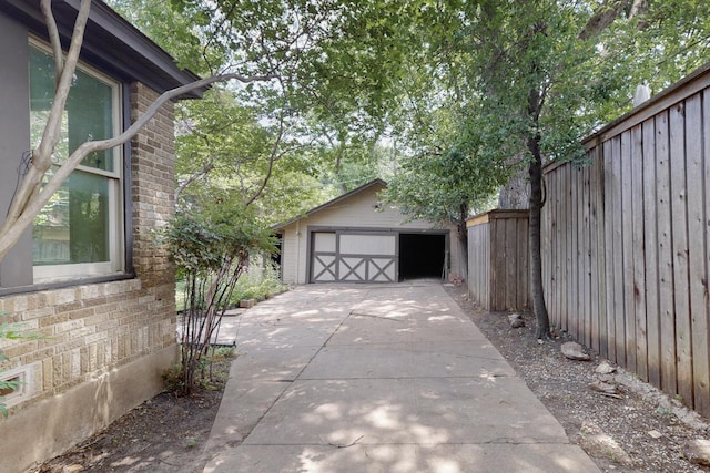 1022 N Edgefield Ave, Dallas, TX 75208 - detached garage with driveway