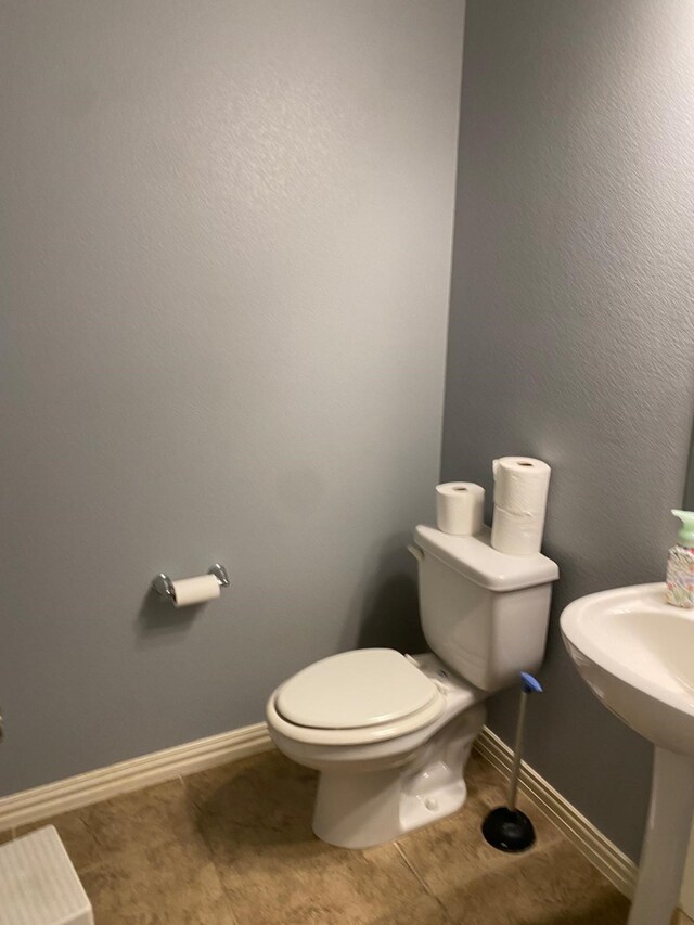 5833 N Silverton Ave, Mckinney, TX 75070 - half bath with toilet and baseboards