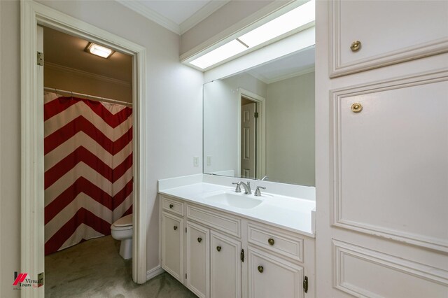 9855 Holamy Ln, Shreveport, LA 71106 - bathroom featuring toilet, vanity, crown molding, and curtained shower