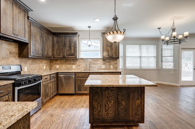 320 Collins St, Argyle, TX 76226 - kitchen featuring stainless steel appliances, a sink, light wood-style floors, healthy amount of natural light, and recessed lighting