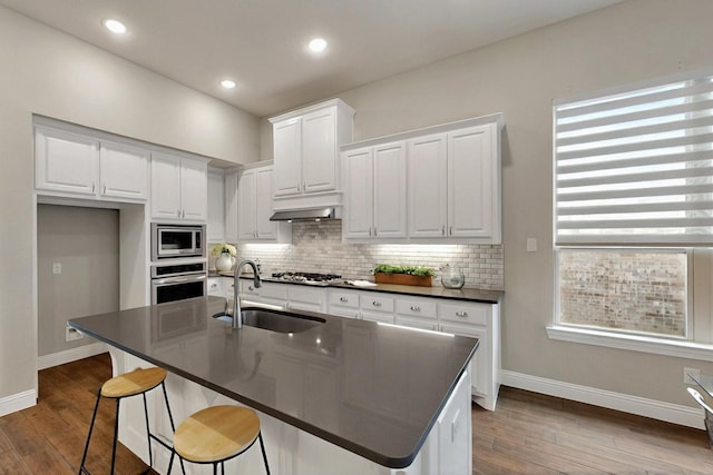 12164 Curry Creek Dr, Frisco, TX 75035 - kitchen featuring stainless steel appliances, a sink, dark countertops, baseboards, and recessed lighting