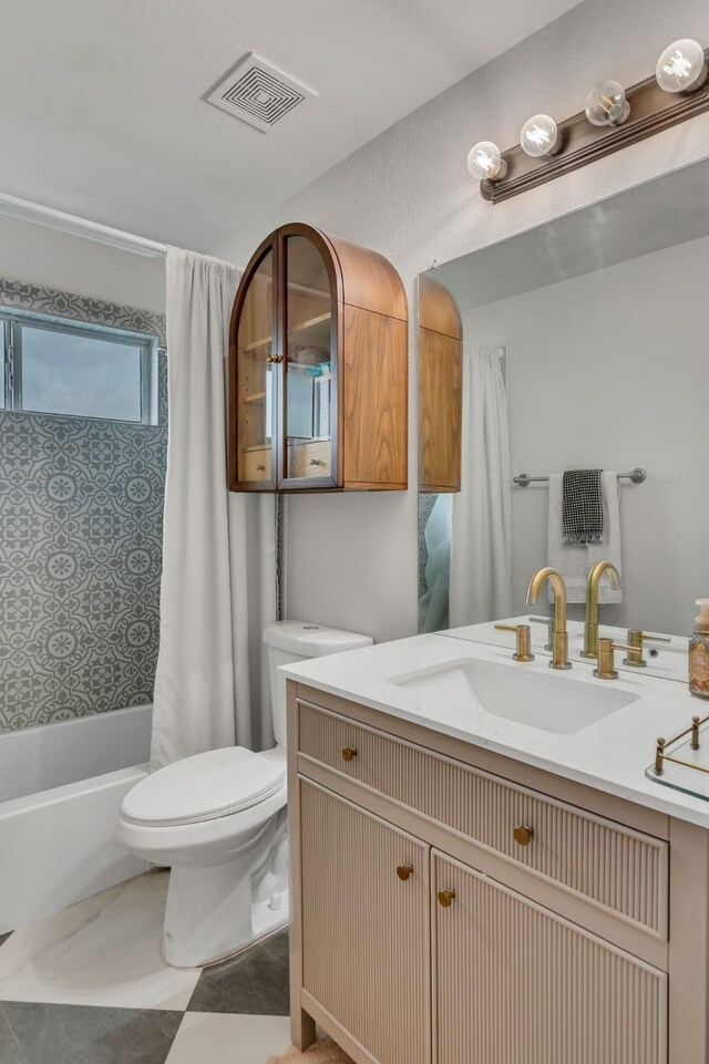 10721 Emerald Park Ln, Fort Worth, TX 76052 - bathroom with toilet, shower / tub combo with curtain, and vanity