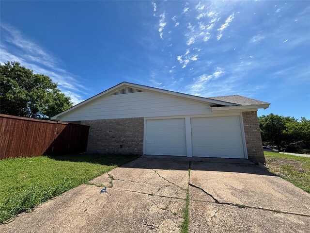 1153 Tracy Ln, Lancaster, TX 75134 - view of garage