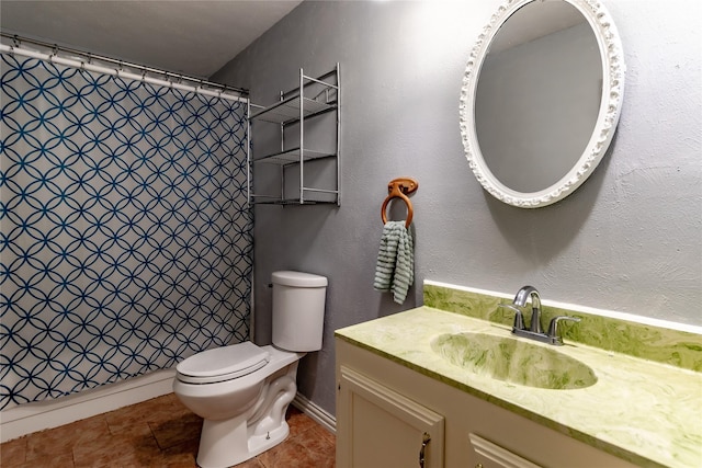 2606 Cedar Elm Ln, Garland, TX 75043 - full bath with toilet, vanity, and a shower with curtain