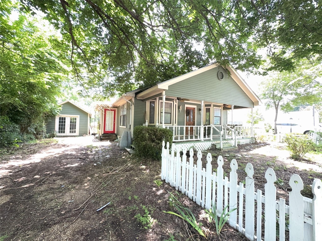 704 Harrington St, Cedar Hill, TX 75104 - view of front of home featuring a porch, a fenced front yard, and entry steps