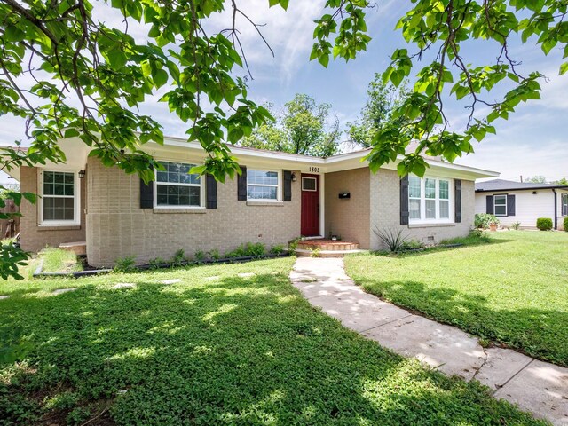 1803 4th St, Brownwood, TX 76801 - ranch-style house featuring brick siding and a front yard