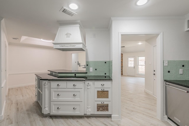 4107 Crossgate Ct, Arlington, TX 76016 - kitchen with dark countertops, premium range hood, tasteful backsplash, and crown molding