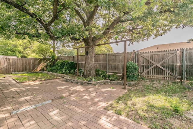 4107 Crossgate Ct, Arlington, TX 76016 - wooden terrace featuring a patio area, a gate, and a fenced backyard