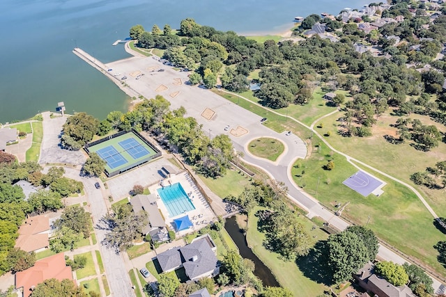4107 Crossgate Ct, Arlington, TX 76016 - aerial view of property and surrounding area with a pool and a large body of water