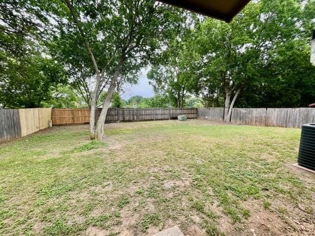 5636 Cherilee Ln, Haltom City, TX 76148 - view of yard