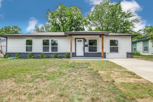 1218 Ralph St, Grand Prairie, TX 75051 - view of front of home featuring a front yard and covered porch