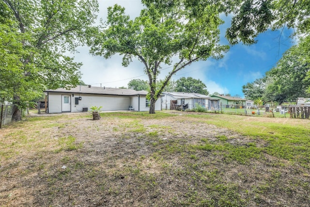 1218 Ralph St, Grand Prairie, TX 75051 - view of yard