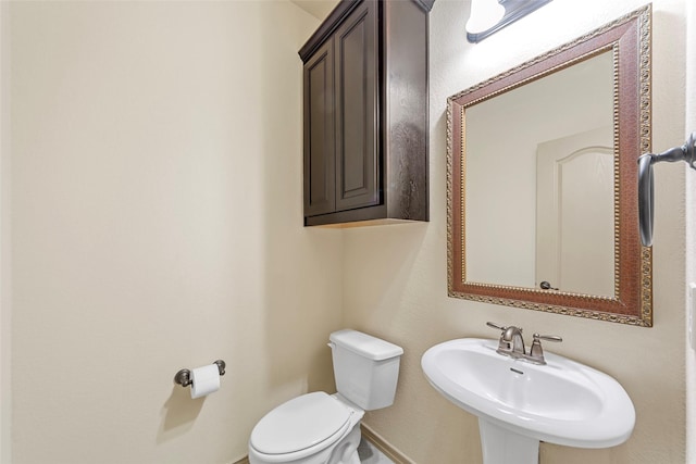 7941 Parkwood Blvd, Plano, TX 75024 - half bath featuring a sink, baseboards, and toilet