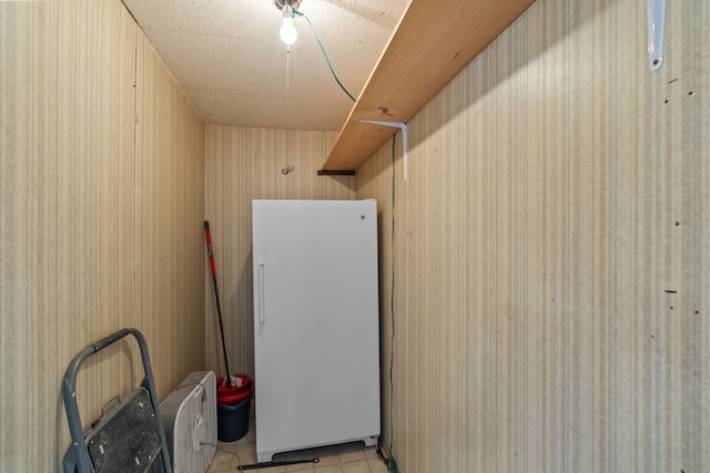 560 N Cardinal Rd, Reno, TX 76020 - interior space with freestanding refrigerator