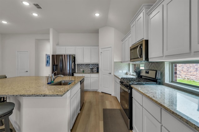 716 Newberry Ln, Royse City, TX 75189 - kitchen with stainless steel appliances, a sink, light wood-type flooring, tasteful backsplash, and recessed lighting
