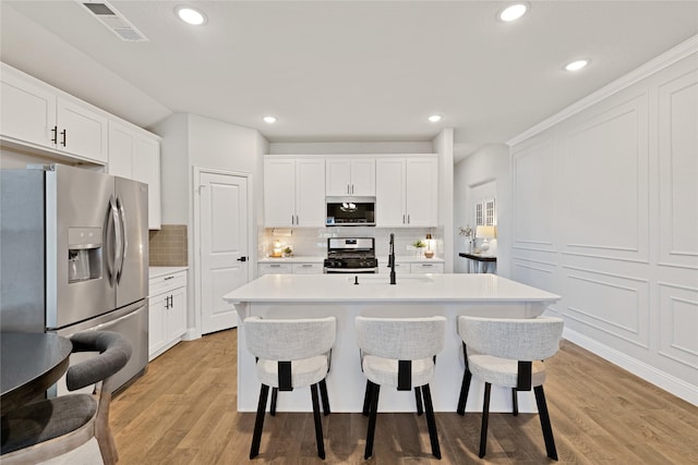 3708 Bennett Trl, Celina, TX 75009 - kitchen with stainless steel appliances, a sink, a kitchen breakfast bar, light countertops, and recessed lighting