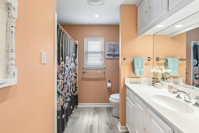 332 Azalea Dr, Sulphur Springs, TX 75482 - bathroom with wood finished floors, toilet, baseboards, vanity, and recessed lighting
