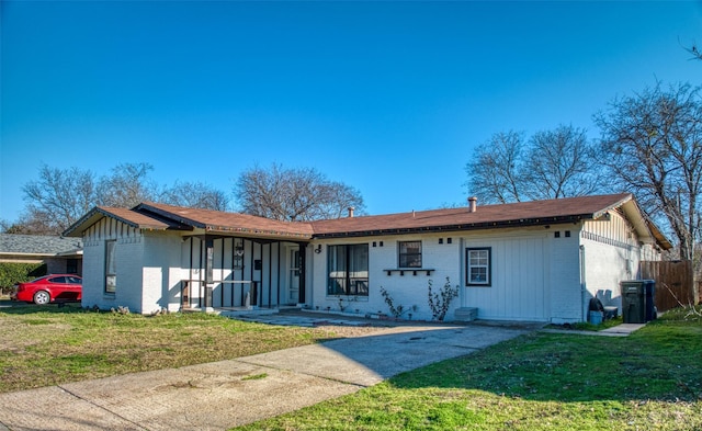 ranch-style house featuring brick siding and a front lawn