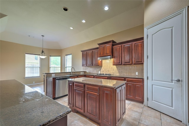 319 Paloverde Ln, Frisco, TX 75036 - kitchen featuring stainless steel appliances, a sink, backsplash, light tile patterned flooring, and a peninsula
