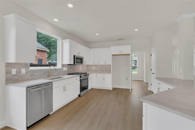 1529 Harvest Run Dr, Allen, TX 75002 - kitchen with stainless steel appliances, a sink, light wood-type flooring, healthy amount of natural light, and recessed lighting