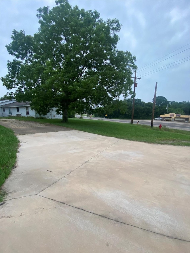 300 S Texas St, Emory, TX 75440 - view of concrete driveway