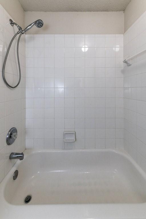 918 Telluride Dr, Arlington, TX 76001 - full bathroom featuring shower / bath combination